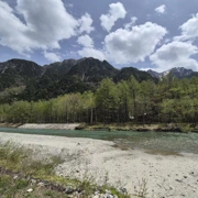 沿河邊前往河童橋。