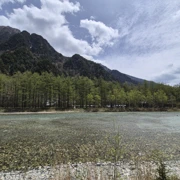 沿河邊前往河童橋。
