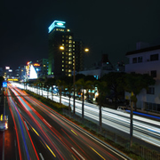 返回酒店的馬路上。