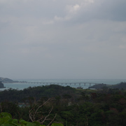 遠處就是連接居我地島的大橋。