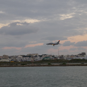 這戰鬥機不斷在機場跑道上上落落。