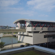 壺川駅，差點就可以從房間的窗戶跳過去。