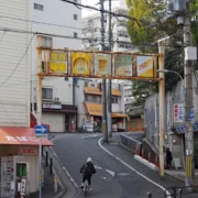 小路去剛才行過既新開地N丁目。