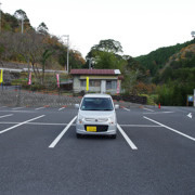 一輛只有我們私家車的停車場。