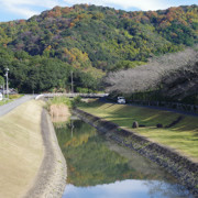 南樂園入口處外面的河川。