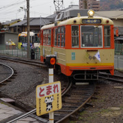 行駛道後溫泉駅的電車。