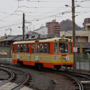 行駛道後溫泉駅的電車。