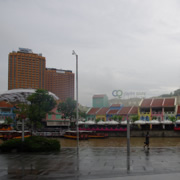 雨中CLARK QUAY。