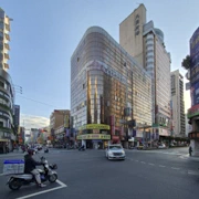 喺捷運輾轉幾程車後，來到旅店對面。