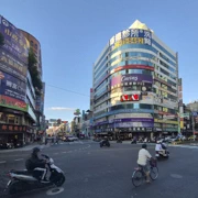 旅店位於大馬正義北路同重新路交界。