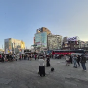 來到車多人更多嘅西門町。