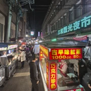 喺捷運台北橋站，過條馬路就到。