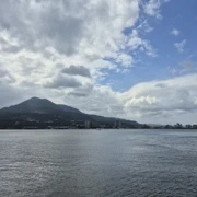 淡水河傍，對面就是八里。