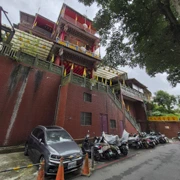 攀過一段斜路，來到代天殿靈雲宮旁。