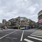 來到松山路口，尋找午餐地點。