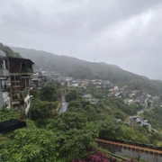 九份山城另一端。