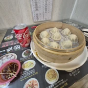 大風大雨下，緊喺食返幾個暖笠笠嘅小籠包。