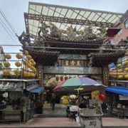 叫得廟口夜市，原來間廟就喺我食午餐前面。