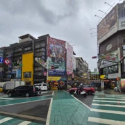 喺廟口附近漫無目的閒遊。