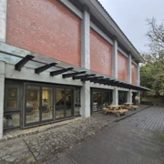 由公車站，用咗半小時鳩衝來到遊客中心。