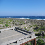 公園海濱步道，岩石處處。