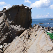 經歷海水沖刷及風化的石頭。