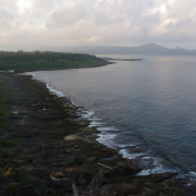 又看到海岸線旁的岩石群。