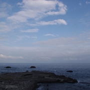 跨海步道橋兩旁。