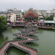 前往龍虎塔前的行人步道。