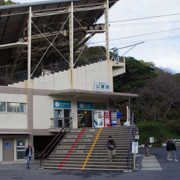 回到地下的山麓駅。