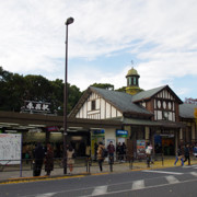 一出便是原宿駅。