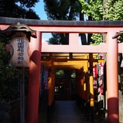 公園內既花園稻河神社。