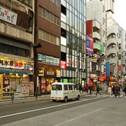 吉祥寺駅外商店街。