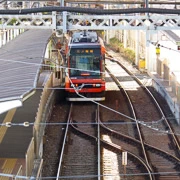 東京市唯一同行緊地上電車，都電荒川線。