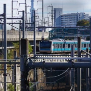 樓梯位就影到列車埋站，就知公園離車站有幾近。