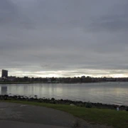 陰天既English Bay Beach。