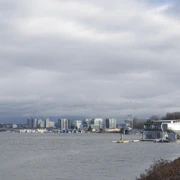 沿River Road漫無目的向前行。