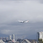 沿River Road漫無目的向前行。