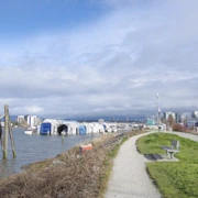 沿River Road漫無目的向前行。