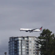 沿River Road漫無目的向前行。