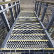 細個行經𠵱啲穿窿樓梯，都會擔心會跌落去。