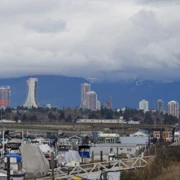 沿River Road漫無目的向前行。