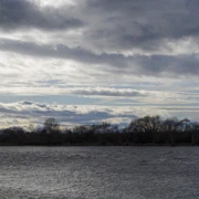 沿River Road漫無目的向前行。