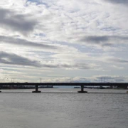 沿River Road漫無目的向前行。