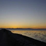 3分鐘過去，太陽就躲到山後了。