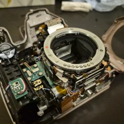 估唔到夜晚返到酒店既工作，係要維修手上既相機。