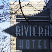 第一次來住既酒店，招牌仍然係到。