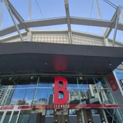 穿過BC Place就到達Stadium-Chinatown Station。