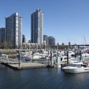 沿海邊前往Yaletown。