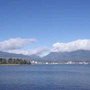望向North Vancouver。